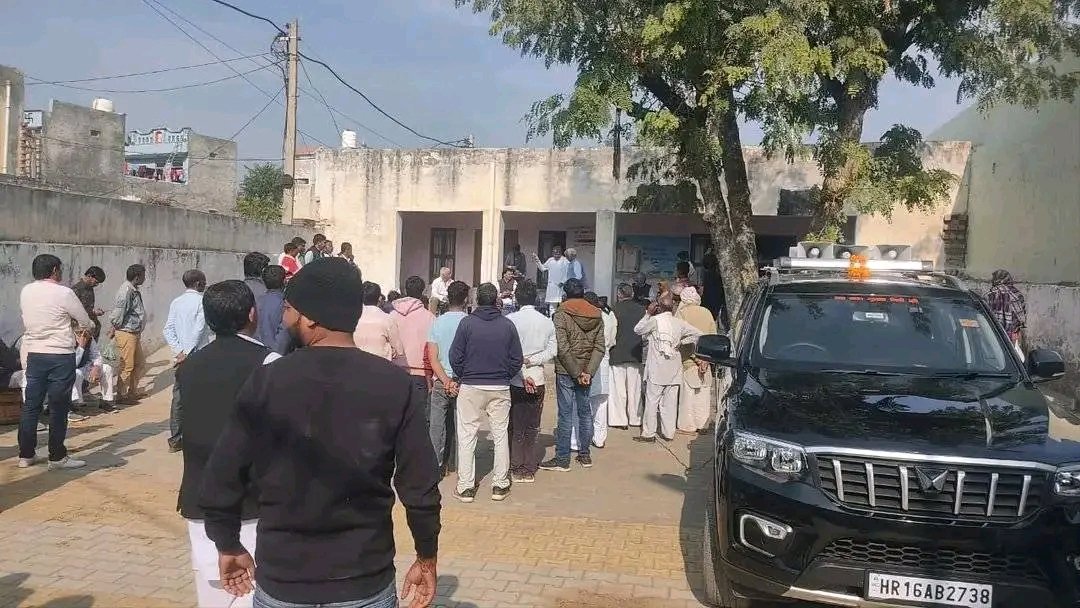 Sameer_Loharu's tweet photo. 21 दिसंबर को जन जागरण अभियान के दौरान लोहारू ब्लॉक के गांव कुड़ल बास, ढिगावा जाटान, ढिगावा शामियान, ढाणी लक्ष्मण, भूंगला, अमीरवास और बुढेड़ा गांव के ग्रामीणों से रूबरू हुए। https://t.co/10f63HxF3d