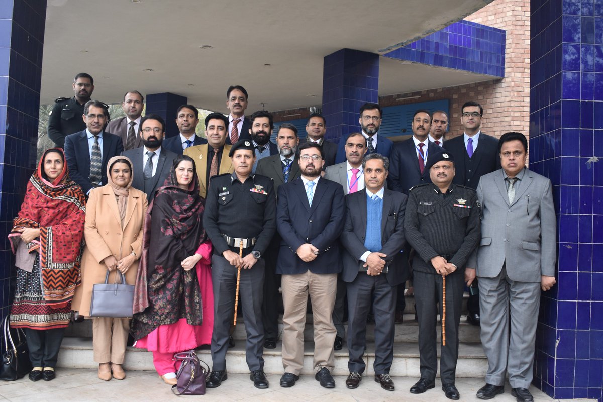 AfzalAsdaq's tweet photo. Honoured to hosting 34th #SeniorManagementCourse from NIM #Peshawer at Customs Collectorate #Faisalabad , #FDPT. Trade facilitation and preventive roles elaborated to federal officers @mukarram_ansari @Pak_Customs @FBRSpokesperson @PakPMO @FCCIOfficial @AqdasAfzal @NSPP_Pak https://t.co/p54PqHFzSg
