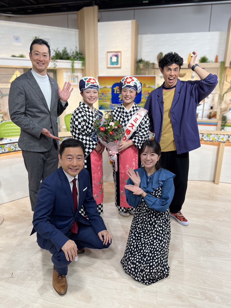 伊豆大島・椿まつり開幕を前に
「ミス大島」「ミス椿の女王」が
スタジオに来てくれました！
３００万本のやぶ椿、
１０００種超の園芸種など楽しめるんだそう！
郷土芸能やスタンプラリーなども楽しめ
宮下純一さん、小島よしおさんも
興味津々でした
まつりは１月２８日開幕です！
#ただいまテレビ