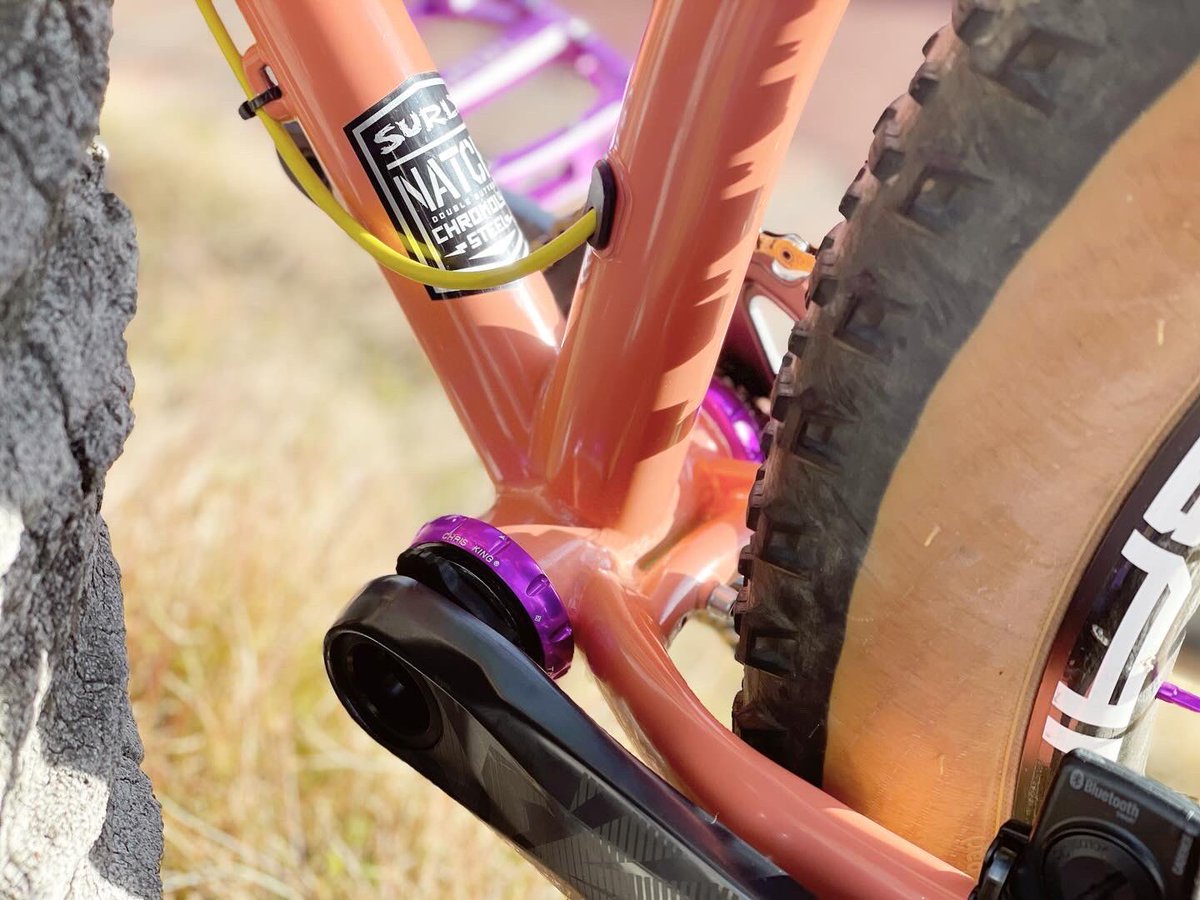 astbikes's tweet photo. #SURLY #KarateMonkey にChrisKing BB Violetカラーをインストール🔥
日々ペダリングする方はこの部品だけは強く逞しいパーツを選択しましょう💡
何故クリスキングを勧めるのか、それは店頭で🙋‍♂️
#astbikes #マウンテンバイク #埼玉 #和光 #朝霞 #新座 #所沢 #さいたま #練馬 #板橋 #光が丘公園 https://t.co/eEAHHjEayg