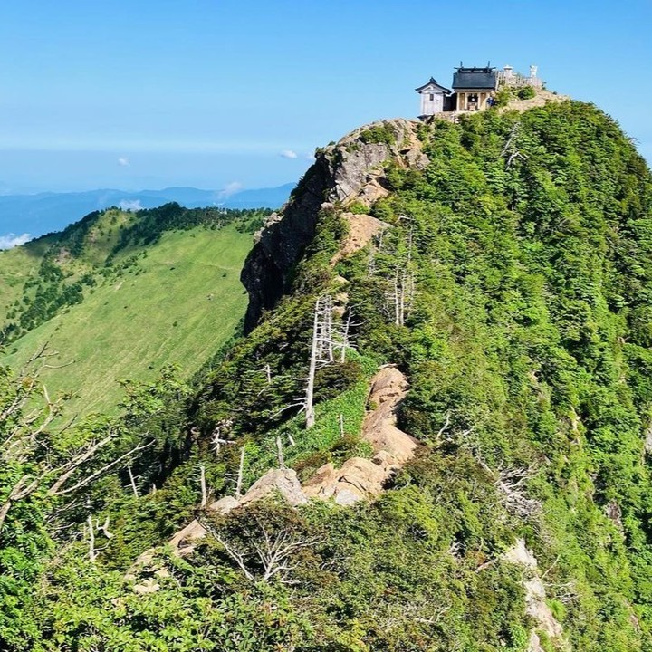 vice89152195's tweet photo. 西日本最高峰石鎚山⛰鎖場が続く修験道を越えて最高峰天狗岳へ。素晴らしいお山でした✨✨

#登山女子 #山登り好き #山登り #ソロ登山好きな人と繋がりたい #登山キャンプ #ソロ登山女子 #私の山フォト #日本の絶景 #山頂からの #山に癒される #山の景色 #등산녀 #등산 #등산 https://t.co/TSSzwv2Siq