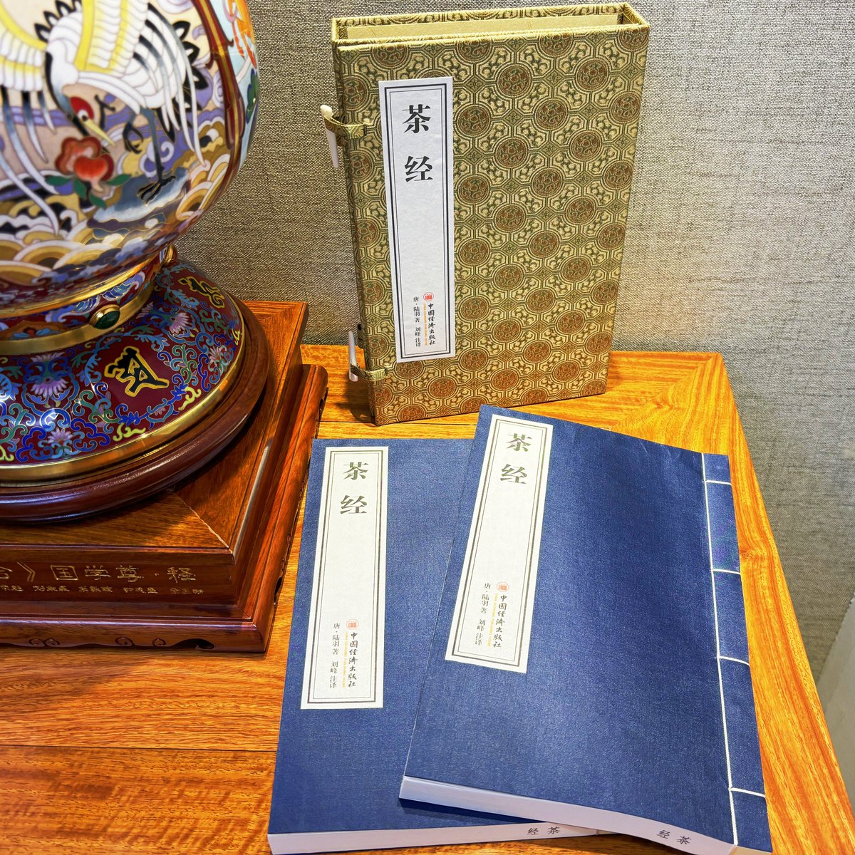 SPTculture's tweet photo. 从喝茶到懂茶，这一本书就够了
《#茶经》成书于唐代，是世界上第一部茶学专著，被誉为“茶叶百科全书”，作者陆羽也被尊崇为“茶圣”。书中全面记载了茶的历史、种植与制作工艺、煮茶技艺、茶具茶器、茶道等全面的茶文化知识
善品堂宣纸线装版https://t.co/tKB3ijVFYj
#茶 #茶道 #茶文化 #tea #茶叶 #茶器 https://t.co/1PrmXjPfB4
