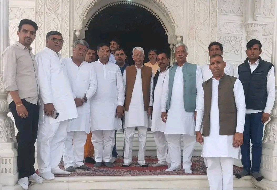 Sameer_Loharu's tweet photo. 22 दिसंबर, कांग्रेस पर्यवेक्षक श्री हंसमुख चौधरी जी के साथ लोहारू हलके के गाँव नकीपुर, पहाड़ी, ढाणी भगासरा, ढाणा, सेहर, ढाणी लालपुर आदी गांवों में गये और कांग्रेस पार्टी की जन हितैषी नीतियों के बारे में बताया और कांग्रेस के समर्थन में वोट देने की अपील की। https://t.co/Co3Wylhq9H