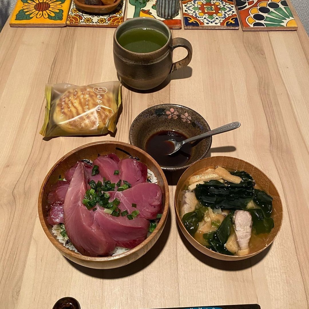 vice89152195's tweet photo. 今日は美味そうな天然ぶりを購入できたので
ぶり丼とぶりの味噌汁に

一杯分の味噌汁も久々にチャレンジ
もちろんぶり入りです👍
小さい鍋でも一杯分の水分量は
なかなか難しい
乾燥ワカ��が水分量を狂わせるし🤣
無事一杯分の味噌汁完成しました😋

#昆布 #ウニ #グルメ #登山 #ハイキング https://t.co/VQTJ4l54hj