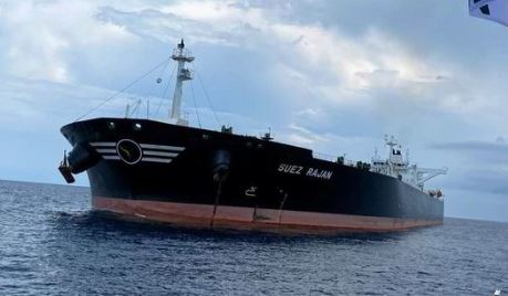 DefenseMirror's tweet photo. Oil Tanker Boarded by Unidentified Armed Personnel off the Coast of Oman. The incident occurs amidst heightened tensions in the nearby Red Sea, with Iran-backed Houthi rebel attacks disrupting shipping:
https://t.co/RwGNLERODu
#Oman #SuezRajan #StNikolas #oil #hijack #crudeoil #StraitOfHormuz #IRAN #Greece #RedSea #Houthi #Yemen