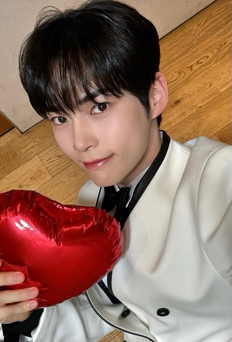 ZB1_official's tweet photo. _𝗭𝗘𝗥𝗢𝗙𝗢𝗖𝗨𝗦

햄자님 엠카운트다운 강림🪽
2024년에도 국민햄씨는 열일 중!🐹

#ZEROBASEONE #ZB1
#제로베이스원 https://t.co/gv7zhJ82ur