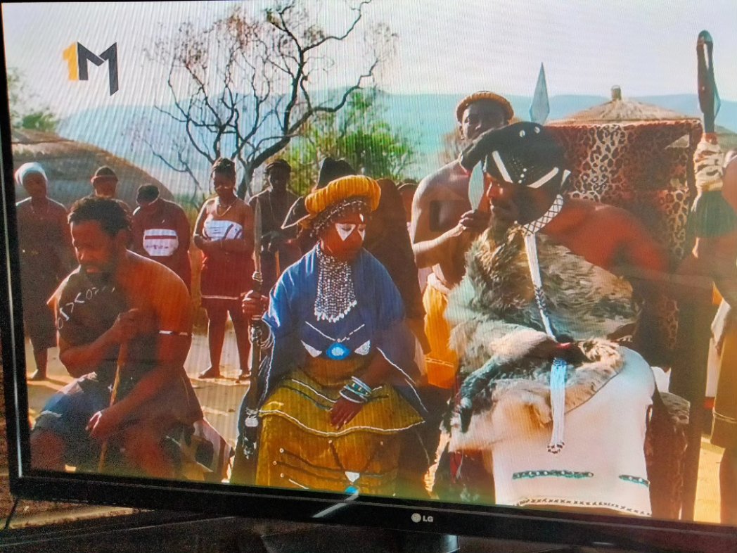 ArtsRusi's tweet photo. One of the many things I enjoy about this character is how close he is to royalty 👌🏾there but not there vibe😅

Also how he gets placed next to the Queens 👑 The Queens are beautiful ❤️ and amazing humans too🙌🏾

🔥 Man, those outfits though 🔥💯

#1802LoveDefiesTime
#1Magic https://t.co/dGErsMzZB4
