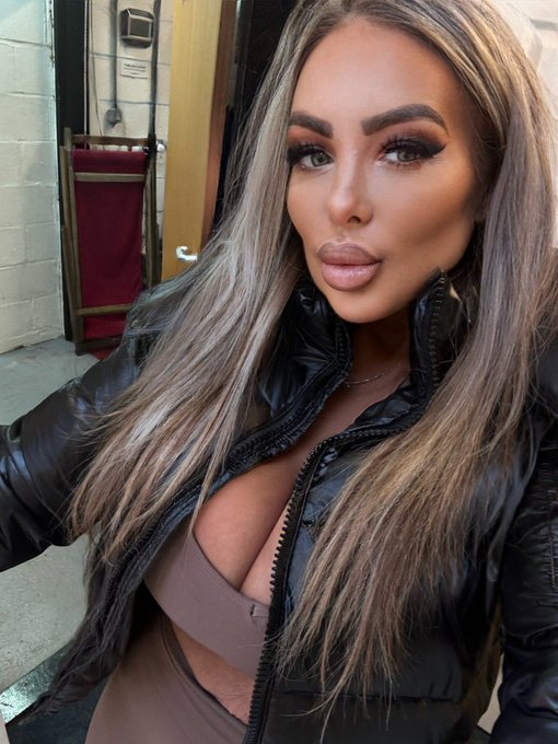 Just got to Babestation and all my besties are working today https://t.co/cxxCuwsqhG