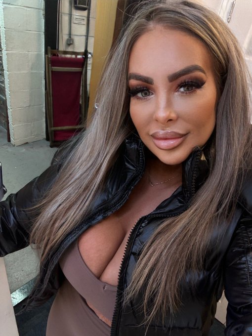 Just got to Babestation and all my besties are working today https://t.co/cxxCuwsqhG