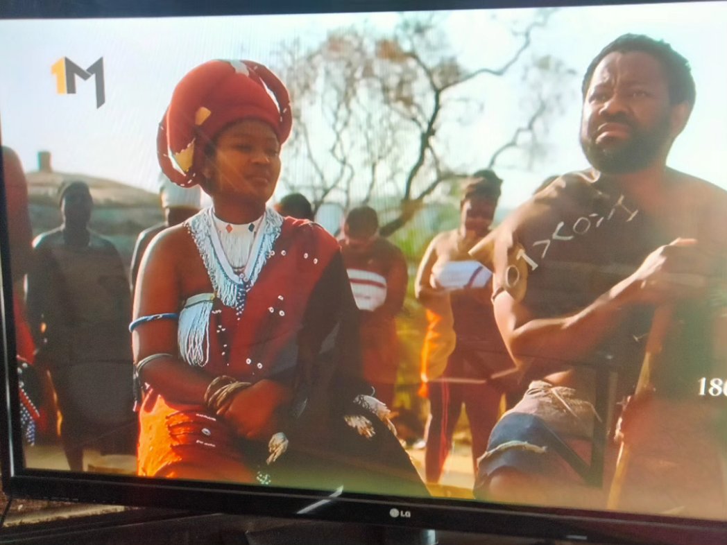ArtsRusi's tweet photo. One of the many things I enjoy about this character is how close he is to royalty 👌🏾there but not there vibe😅

Also how he gets placed next to the Queens 👑 The Queens are beautiful ❤️ and amazing humans too🙌🏾

🔥 Man, those outfits though 🔥💯

#1802LoveDefiesTime
#1Magic https://t.co/dGErsMzZB4