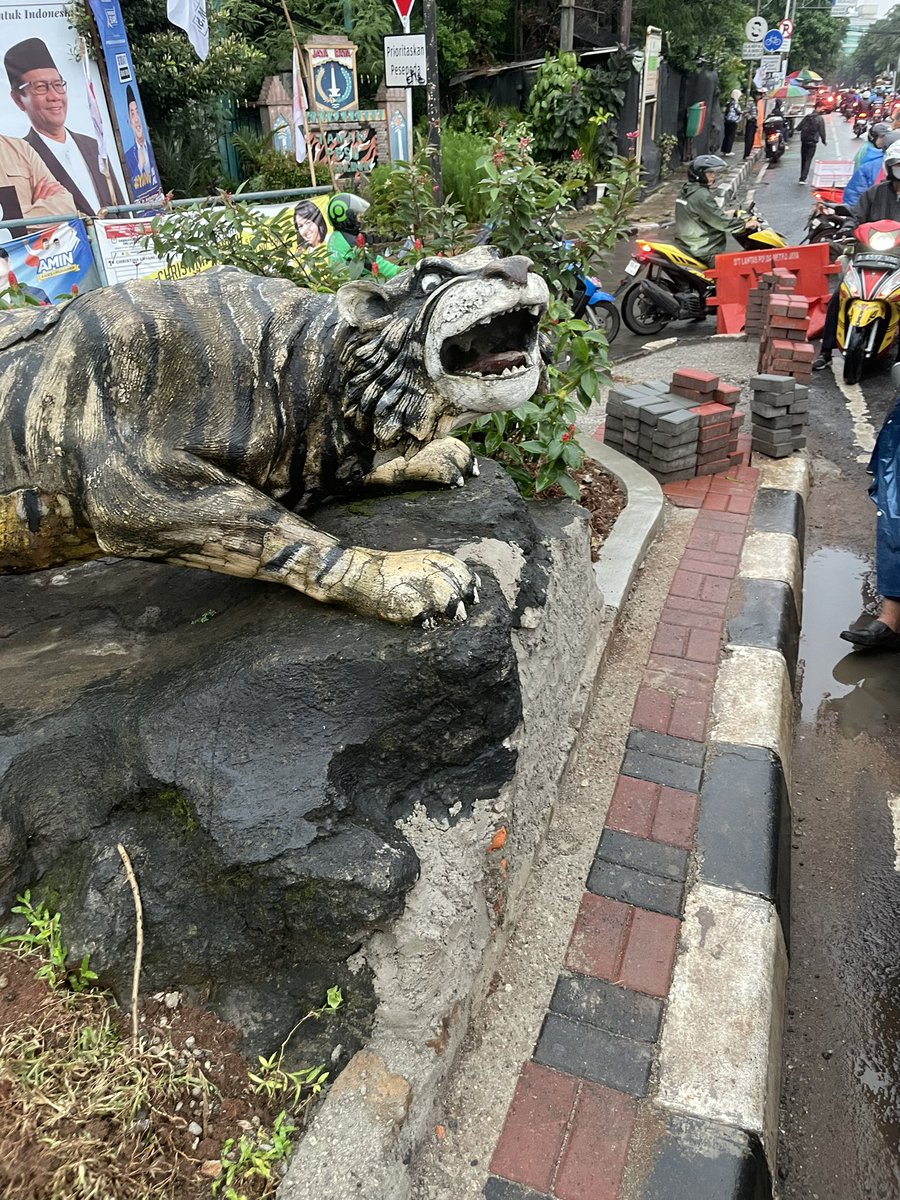 VVYND's tweet photo. UPDATE 🚨‼️

Akhirnya patung pohon pisangnya dibongkar dan lagi dibuat trotoar!!!!!!!! https://t.co/m5EKNvhrbd