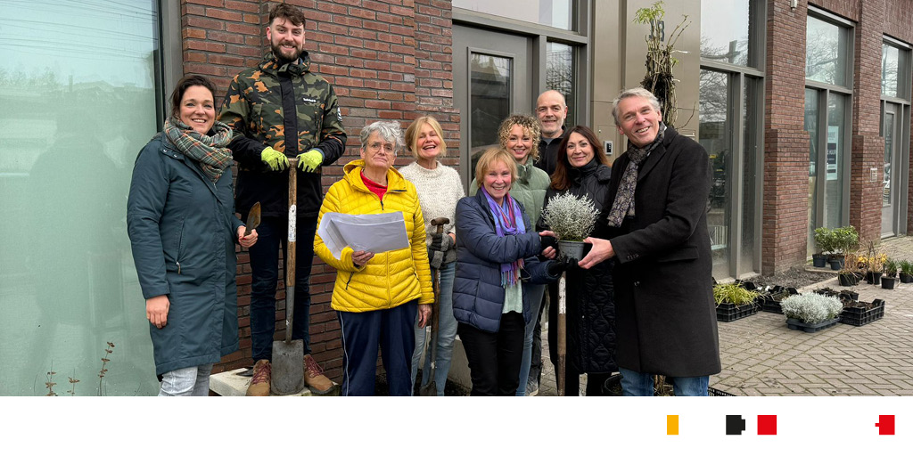 Een aantal betrokken bewoners van de Cacaostraat in Bussum hadden een leuk idee! Samen met @gooisemeren en wethouder Nico Schimmel hebben zij geveltuintjes gemaakt!🌱 Wij hebben een bedrag geschonken om het project uit te voeren. We zijn erg blij met de inzet van onze bewoners.💪