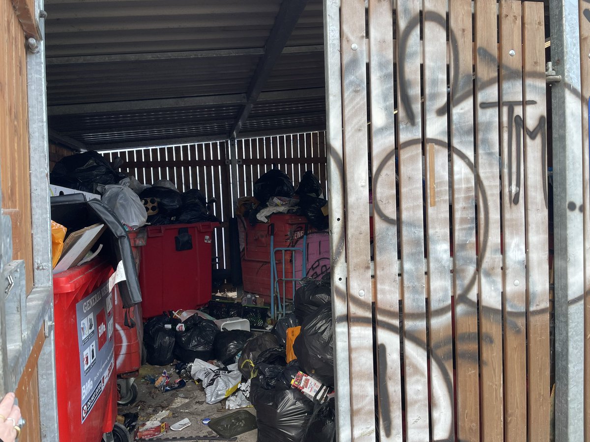 amy_ibrahim1's tweet photo. Another week and bins still not being emptied. Love to see that increased license fee going towards our basic facilities - old Ford lock, hackney wick @CRTBoating @NbtaLondon @CRTSouthEast #makinglifebetterbythewater https://t.co/8aQCftxEV5