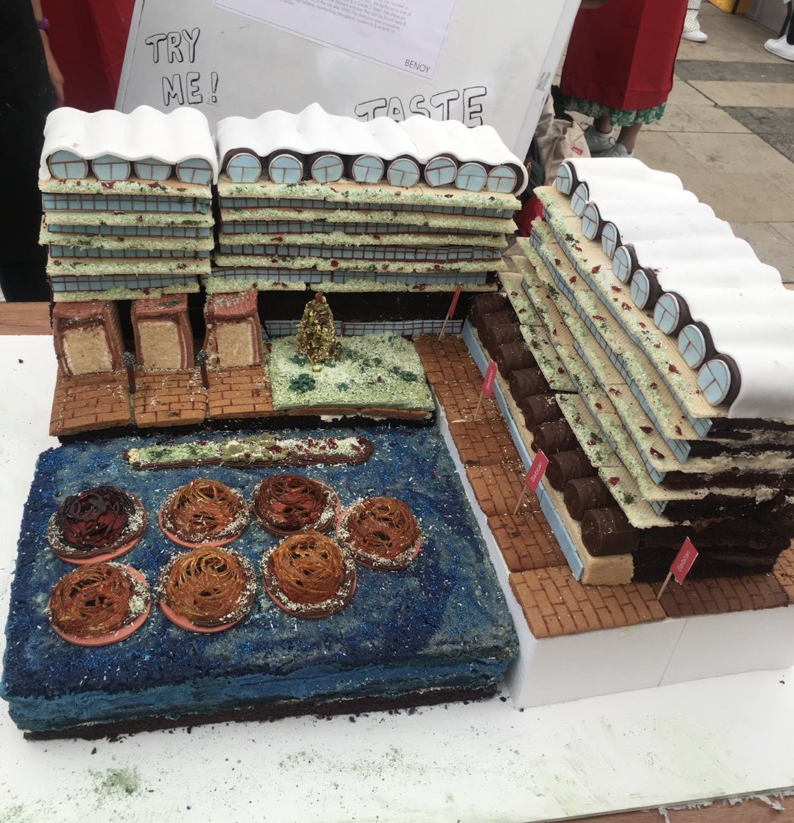 @senso_del @LEGO_Group This is ok, but do you remember when @BenoyGlobal made the @BarbicanL out of cake, and then we ate it? @nlalondon