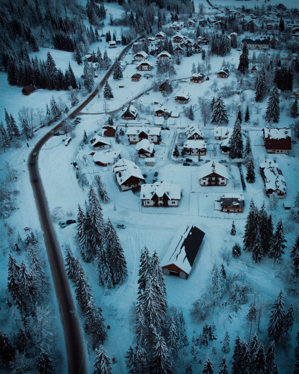 regioneFVGit's tweet photo. 😍 Circondata dai monti Lussari, Nabois, Jôf Fuart, Montasio e Jôf di Miezegnot, #Valbruna è frazione del Comune di Malborghetto-Valbruna e dall'abitato si snodano alcune tra le più belle piste di sci di fondo del #FriuliVeneziaGiulia. https://t.co/kCtN1O2m4j
