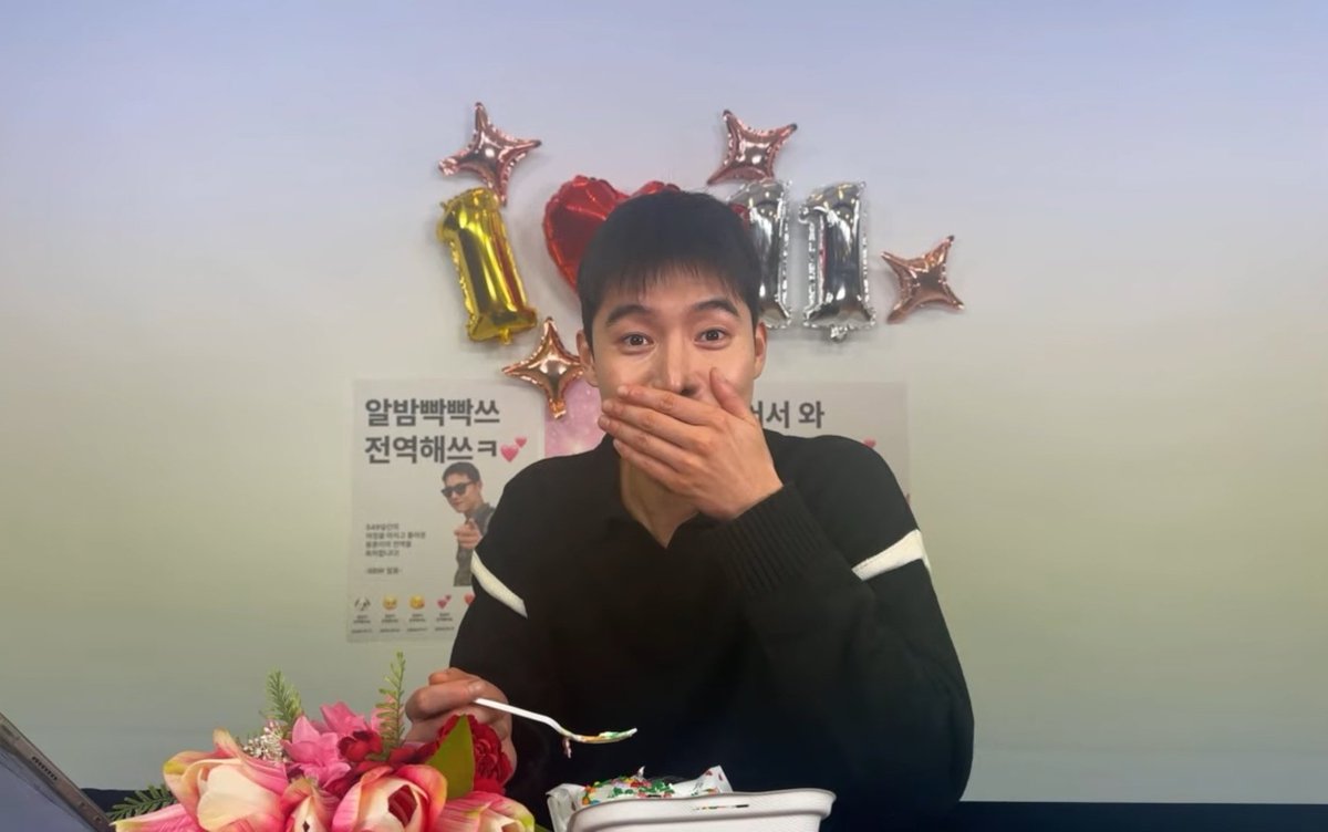 케이크 맛있다고 놀라는 중,,
쿠앤크 좋아하는 거 어케 알았냐는데요 ㅋㅋㅋㅋㅋㅋㅋㄲㅋ