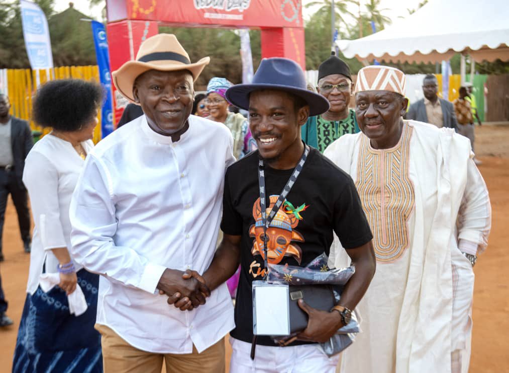 Salut à toi jeune entrepreneur, 

Très honoré d’avoir accueilli mon papa, <a href="/abtofficiel/">Abdoulaye Bio Tchane</a> , Ministre d’État du Bénin aux <a href="/vodundays/">Vodun Days</a> 🇧🇯

Un moment d’échanges et de partages sans précédent ✨

Vive le Bénin 

#vodundays