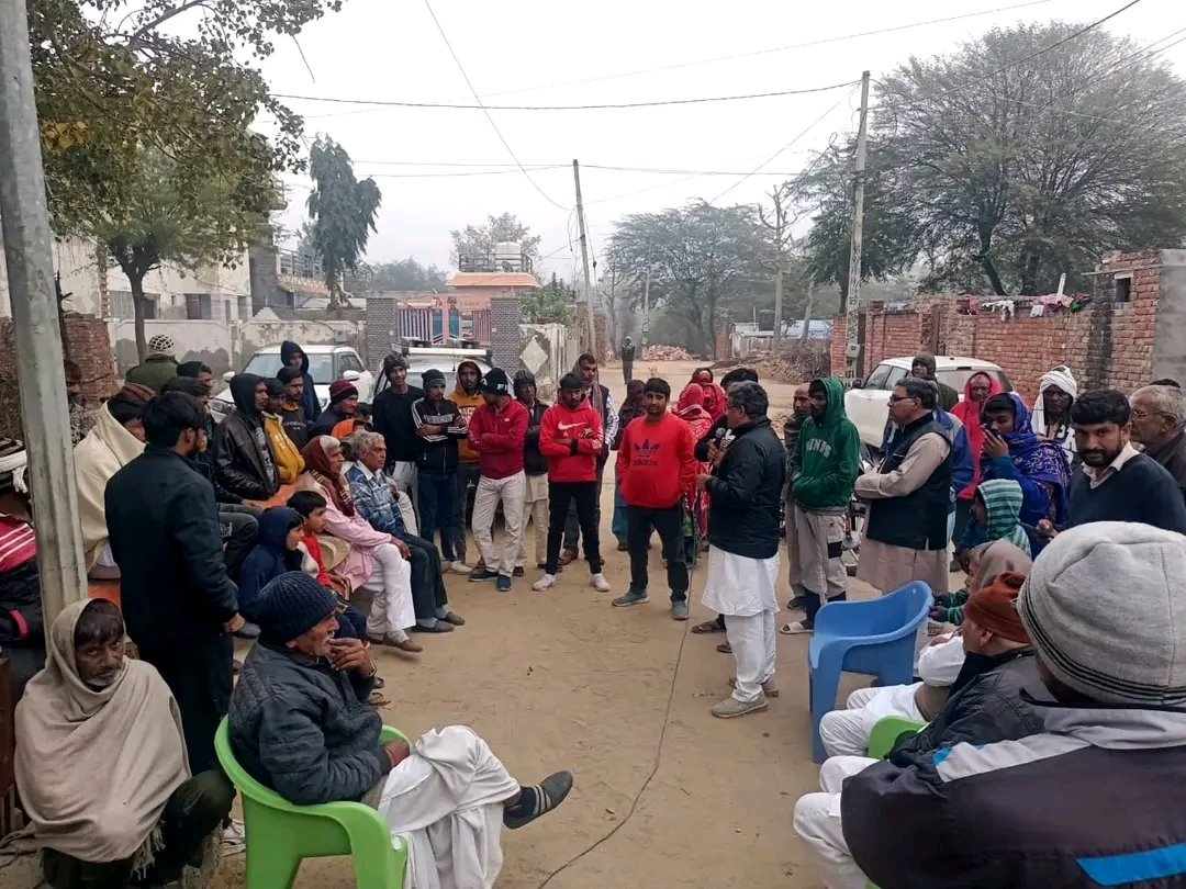 Sameer_Loharu's tweet photo. 29.12.2023 को खण्ड लोहारू के गाँव सोहांसड़ा, ढ़ाणी गंगाविशन, समसावास, ढ़ाणी चंदू, ढ़ाणी ढोला, फरटीया भीमा, फरटीया केहर, लोहारू आदि में कांग्रेस पार्टी की जन हितैषी नीतियों के बारे में बताया तथा कांग्रेस पार्टी के समर्थन में वोट देने की अपील भी की। https://t.co/m2ptRF4JGx