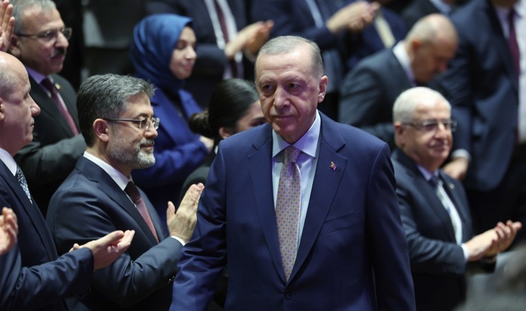 Fıkra değil gerçek;

Erdoğan, Milli İstihbarat Teşkilatı'nın 97. kuruluş yıldönümü etkinliğinde konuşma yaptığı esnada salonda ki katılımcıların fotoğrafı çekiliyor. Daha sonra bu fotoğraf Erdoğan'ın resmi X hesabından paylaşılıyor. Sorun şu ki; Fotoğrafta üst düzey MİT