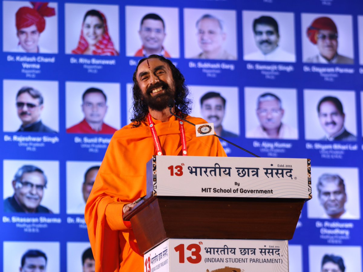 BCSConclave's tweet photo. As he enthralled everyone in chaste Hindi, @Sw_Mukundananda ji expressed his views on spirituality, personal growth and self-realisation at Yugantar: Youth in Transition. He urged youngsters to discover timeless wisdom for a harmonious life at #BCS2024. https://t.co/ZQnxdr3un0
