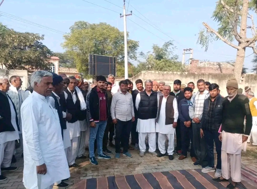 Sameer_Loharu's tweet photo. 28.12.2023: को लोहारू हलके के गाँव झुप्पा कलां, झुप्पा खुर्द, बसीरवास, बारवास, बिसलवास, अहमदवास में गये और कांग्रेस पार्टी की जन हितैषी नीतियों के बारे में बताया और कांग्रेस के समर्थन में वोट देने की अपील की । https://t.co/pJ4soGkLKO