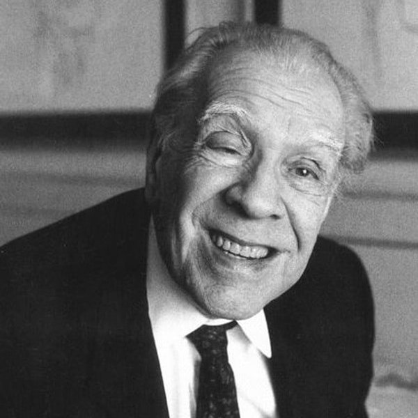 HistoriasLitera's tweet photo. Una mañana de octubre de 1967, Borges estaba al frente de su clase de literatura inglesa en la Universidad de Buenos Aires.

De golpe, un estudiante irrumpió en el salón para anunciar la muerte del "Che" Guevara y la inmediata suspensión de las clases para rendirle homenaje.

Borges le dijo que el homenaje seguramente podía esperar, a lo que el estudiante respondió enérgicamente:
- Tiene que ser ahora y usted se va.

A lo que Borges contestó:
- No me voy nada. Y si usted es tan guapo, venga a sacarme del escritorio.

Fue entonces cuando el estudiante amenazó con cortar la luz y Borges remató:
- He tomado la precaución de ser ciego esperando este momento.