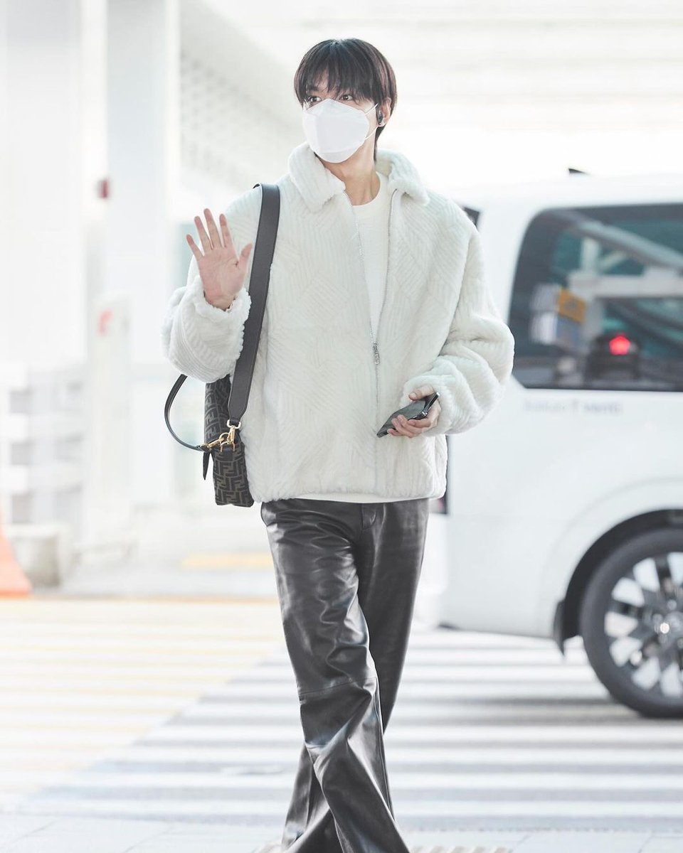 @ELLEThailand : At Milan Fashion Week men's Fall/Winter 2024, L will show the airport look of celebrities. Whether it's young hero #LeeMinHo in a look from @Fendi, two global ambassador of Gucci like IU dlwlma and Jay Park moressojuplease, who will end up with Young-Row.

#Fendi