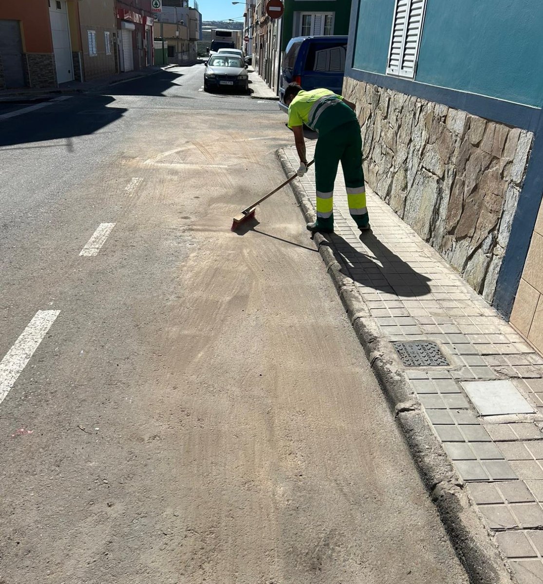 TeldeLimpia's tweet photo. 💪Una plantilla de #TeldeLimpia retiró el barro y los residuos acumulados por las últimas lluvias en #Telde.
Una labor desarrollada en varias calles de #ElGoro, que pronto volvieron a la normalidad.
#LimpiezaViaria #Reciclaje https://t.co/bHcd45zrYN