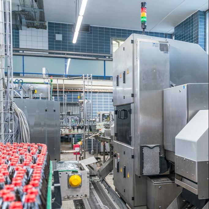 KronesAG's tweet photo. Nothing escapes the sensitive inspection modules of the #Linatronic. 🔎 Whether it is material damage or the slightest contamination, faulty containers are sorted out immediately. ⛔ This machine inspects the containers with maximum precision. #Krones #KronesAG #GermanBlingBling https://t.co/MHobynjHIx