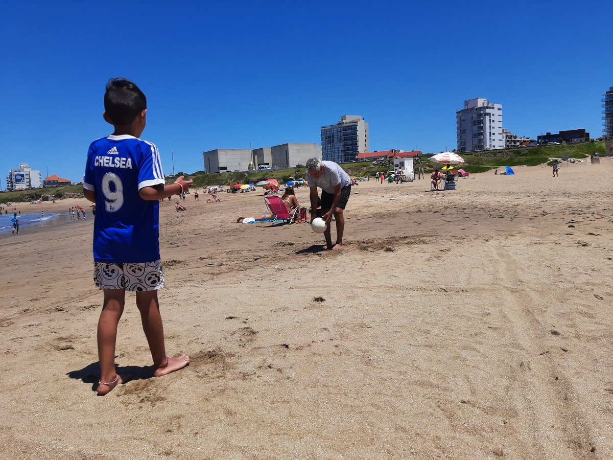 andreaiotti05's tweet photo. @productortano El mismo día, aproximadamente a las 12.30, en las playas del norte, frente al museo MAR. Desolado. https://t.co/Ws0tz5b05w