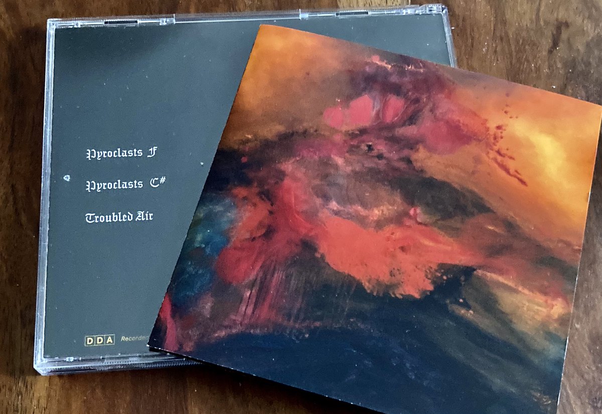 Tremendo resumen el de Sunno))) para su actuación en vivo en la BBC, en el que aúnan lo mejor de ‘Life Metal’ y ‘Pyroclasts’. Evocador #doommetal con la voz de Anna von Hausswolff y el trombón de Stephen Moore entre guitarras, moogs y otros sintetizadores