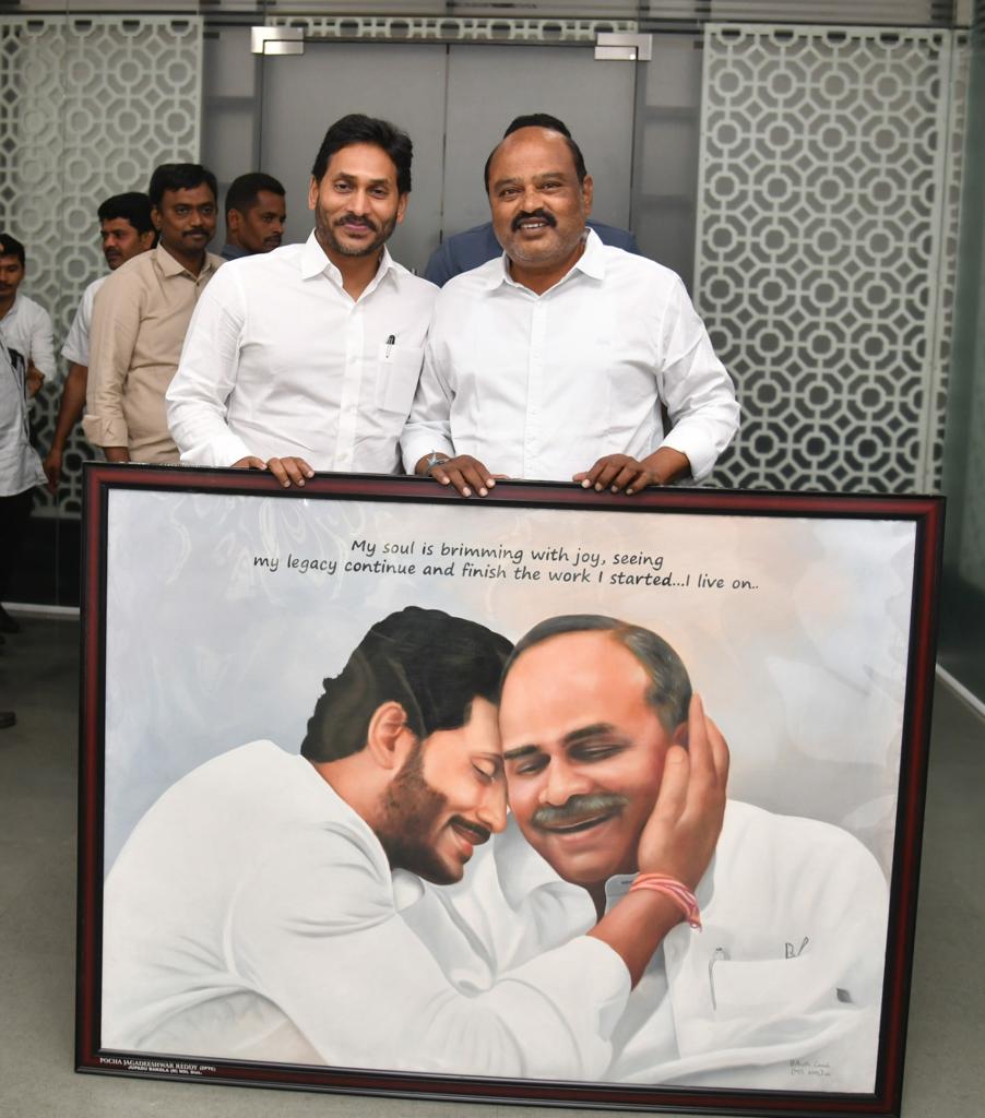 veenadigitals20's tweet photo. తాడేపల్లి cm క్యాంపు కార్యాలయం : కెనడలో వున్నా “ అర్తి రెడ్డి “( భారతి )రెడ్డి గారు వైఎస్సార్ గారి , మరియు వైఎస్ జగన్ మోహన్ రెడ్డి గారి మీధ వున్న ప్రేమ , అభిమానాన్ని చిత్ర రూపం లో చూపించారు ఈ చిత్రపటం ని జూపాడు బంగ్లా జడ్పీటీసీ పోచ జగదీశ్వర్ రెడ్డి గారు సిఎం వైఎస్ జగన్ https://t.co/dlwcgaC421
