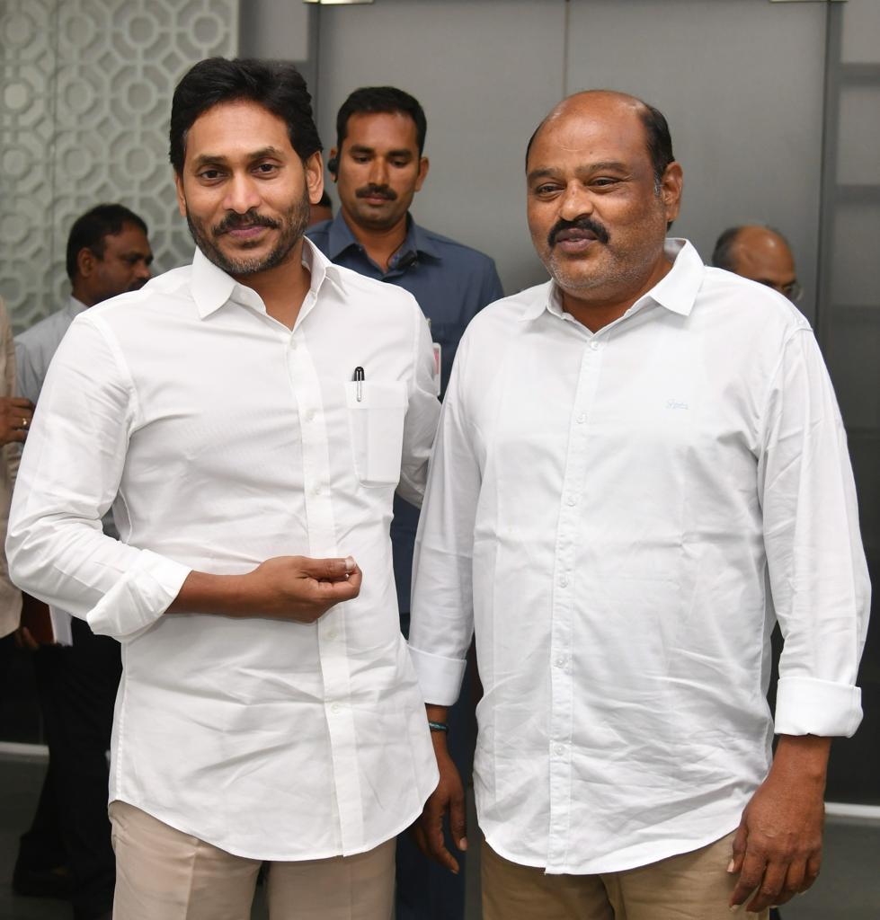 veenadigitals20's tweet photo. తాడేపల్లి cm క్యాంపు కార్యాలయం : కెనడలో వున్నా “ అర్తి రెడ్డి “( భారతి )రెడ్డి గారు వైఎస్సార్ గారి , మరియు వైఎస్ జగన్ మోహన్ రెడ్డి గారి మీధ వున్న ప్రేమ , అభిమానాన్ని చిత్ర రూపం లో చూపించారు ఈ చిత్రపటం ని జూపాడు బంగ్లా జడ్పీటీసీ పోచ జగదీశ్వర్ రెడ్డి గారు సిఎం వైఎస్ జగన్ https://t.co/dlwcgaC421