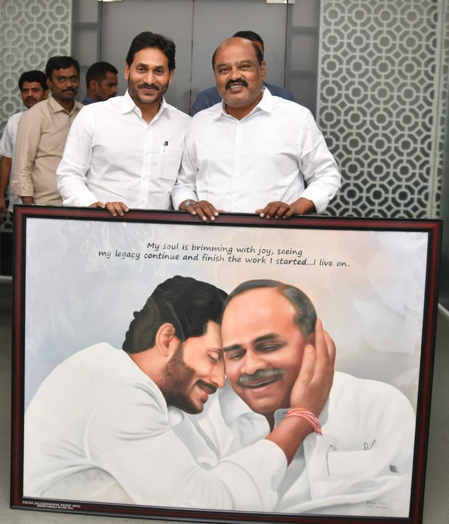 veenadigitals20's tweet photo. తాడేపల్లి cm క్యాంపు కార్యాలయం : కెనడలో వున్నా “ అర్తి రెడ్డి “( భారతి )రెడ్డి గారు వైఎస్సార్ గారి , మరియు వైఎస్ జగన్ మోహన్ రెడ్డి గారి మీధ వున్న ప్రేమ , అభిమానాన్ని చిత్ర రూపం లో చూపించారు ఈ చిత్రపటం ని జూపాడు బంగ్లా జడ్పీటీసీ పోచ జగదీశ్వర్ రెడ్డి గారు సిఎం వైఎస్ జగన్ https://t.co/dlwcgaC421