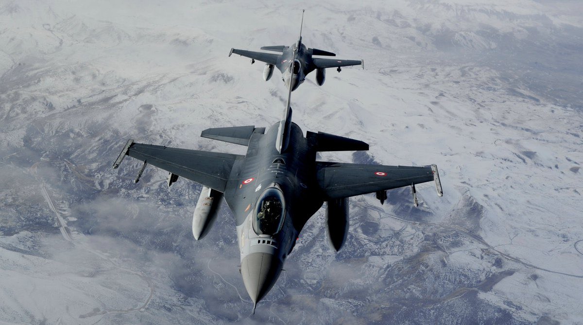 ANASavunma's tweet photo. Türk F-16'ları niçin İdlib'e girdi?

Güvenlik kaynaklarından edinilen bilgiye göre; Türk Hava Kuvvetleri'ne ait F-16 savaş uçaklarının geçtiğimiz günlerde İdlib bölgesinde gerçekleştirdiği uçuşun sebebi, kimliği belirsiz bir İHA idi.

Konuyla ilgili olarak Milli Savunma Bakanlığı kaynakları tarafından yapılan açıklamada, “07 Ocak 2024 tarihinde İdlib’teki üs bölgelerimizi tehdit edebilecek ve milliyeti belirlenemeyen insansız hava aracı tespit edilmiştir.

Hava Kuvvetlerimize ait uçaklar tarafından derhal önleme ve engelleme yapılmıştır. Suriye sınırındaki faaliyetler Rusya Federasyonu ile yakın koordinasyon içerisinde yürütülmektedir.” ifadelerine yer verildi.