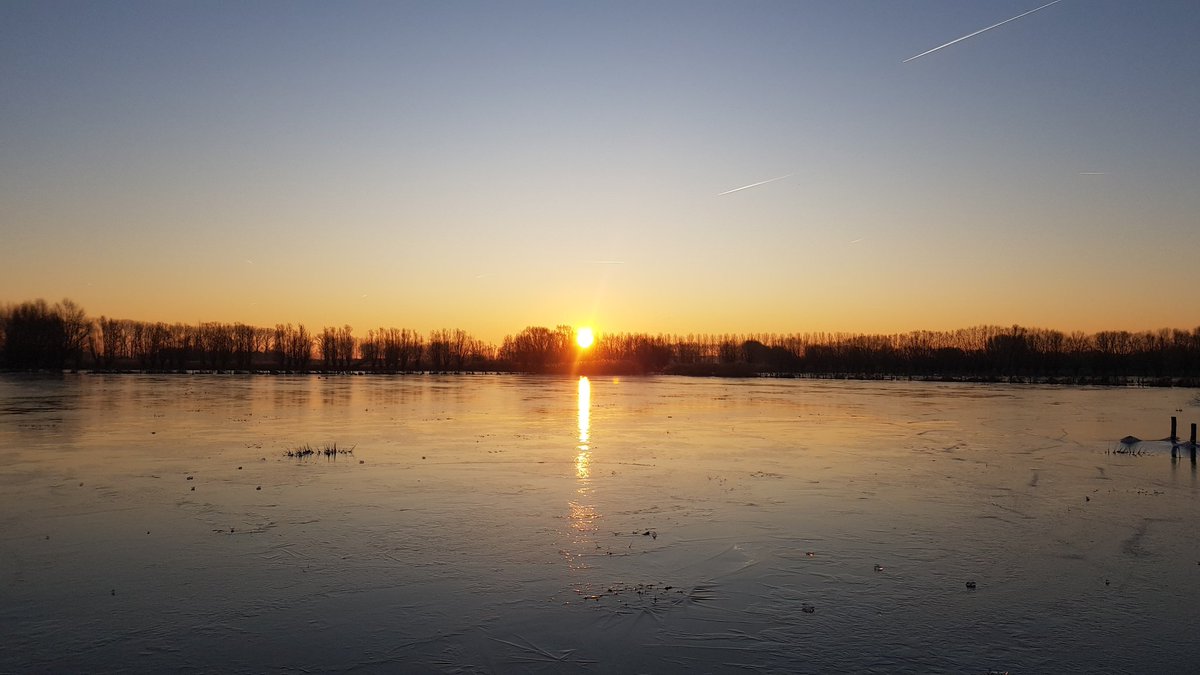 tomdelaey's tweet photo. #vrtweer #assebroeksemeerse #8:45 #sunrise #cold #ice #assebroek #brugge https://t.co/RAElx0o4o1