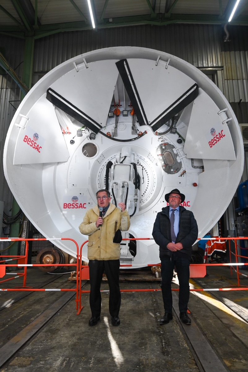 tisseo_officiel's tweet photo. 🚧/Connexion Ligne B
Rencontre avec le #tunnelier Clémence Isaure🚇
Jeudi 11/01, @jmlattes, Président de Tisséo Collectivités et Tisséo Ingénierie, a rendu visite au tunnelier Clémence Isaure à l'usine #BESSAC à St-Jory. Il prendra bientôt la route vers le #chantier à Ramonville. https://t.co/gOASMKIUty
