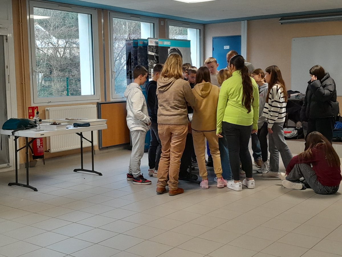 CollegeGouy's tweet photo. Démarrage de l'atelier autour du compost avec la classe de 6D @CollegeGouy. Son alimentation, sa gestion, et le cycle de vie des déchets y sont abordés dans les cours de SVT et avec la participation de l'association Huilétic. 
#parcourscitoyen #parcourssanté
@dsden07 @Ardeche_07 https://t.co/crPmaGwmQD
