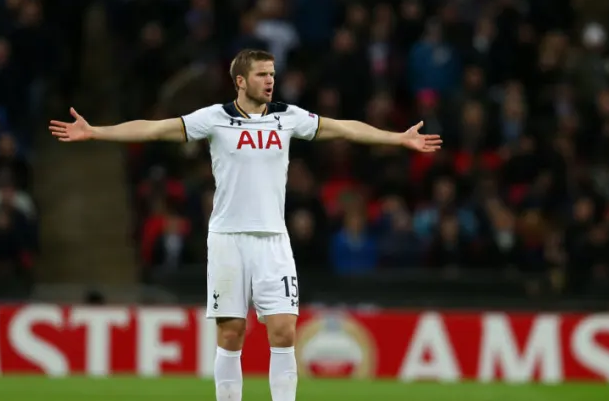 Lars_Peder's tweet photo. Dette er en hyllest til Eric Dier. En trofast tjener. En lojal klubbspiller. Nesten ti år i Spurs. I dagens toppfotball hører det til sjeldenheten at en spiller er så lenge samme sted. Lojalitet og kjærlighet til klubb er unntaket mer enn hovedregelen. Men Eric Dier er unntaket. En av få. Ujålete, ærlig og alltid 100%. En spiller som satte klubb, lag og logo først. Nøkkelspiller i perioder, benken i perioder. Ulike roller, både på banen og i troppen. Perioder med mye ros, perioder med mye kritikk. Oppturer og nedturer.

364 kamper, 13 scoringer og 12 målgivende er de harde fakta. (transfermarkt). Men det som ikke kan tallfestes er lojaliteten, dedikasjonen og kjærligheten til klubben. Alt kan ikke måles i tall. Noe må bare verdsettes. Hadde alle spillerne hatt den mentaliteten og det hjertet for klubben som Eric Dier har vist, skulle vi vært fornøyde. Man kan ikke be om noe mer fra en spiller enn det Eric Dier har representert. Dønn lojal, og gikk alltid ut på banen for å gjøre jobben han ble satt til på en best mulig måte. Klaget ikke da han satt på benken. Ga alt da han var på banen. Forbilledlig.

Jeg håper Eric Dier får en skikkelig avskjed i Tottenham og at supporterne husker han for den trofaste og lojale spilleren han var. Spillere som setter klubben øverst fortjener anerkjennelse og respekt. For meg vil Eric Dier alltid stå igjen som en markant spiller, person og bidragsyter i Tottenhams historie.