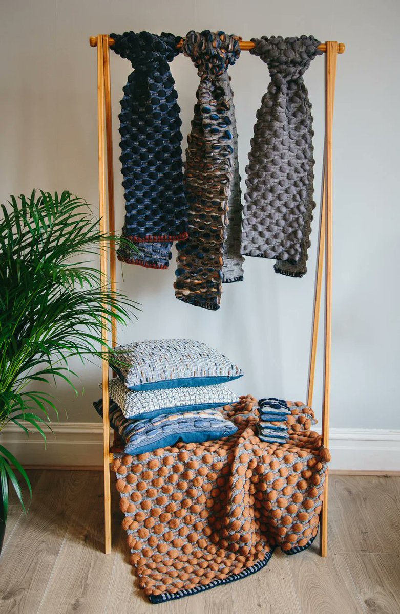 DomestikaEs's tweet image. No te pierdas el #PorfolioDomestika de @CSaboDesigns. Le encanta tejer piezas ricas en texturas que exploran y combinan materiales inusuales y técnicas de artes de fibra para crear arte, textiles e iluminación sostenibles.  domestika.co/CsabodesignsPo…