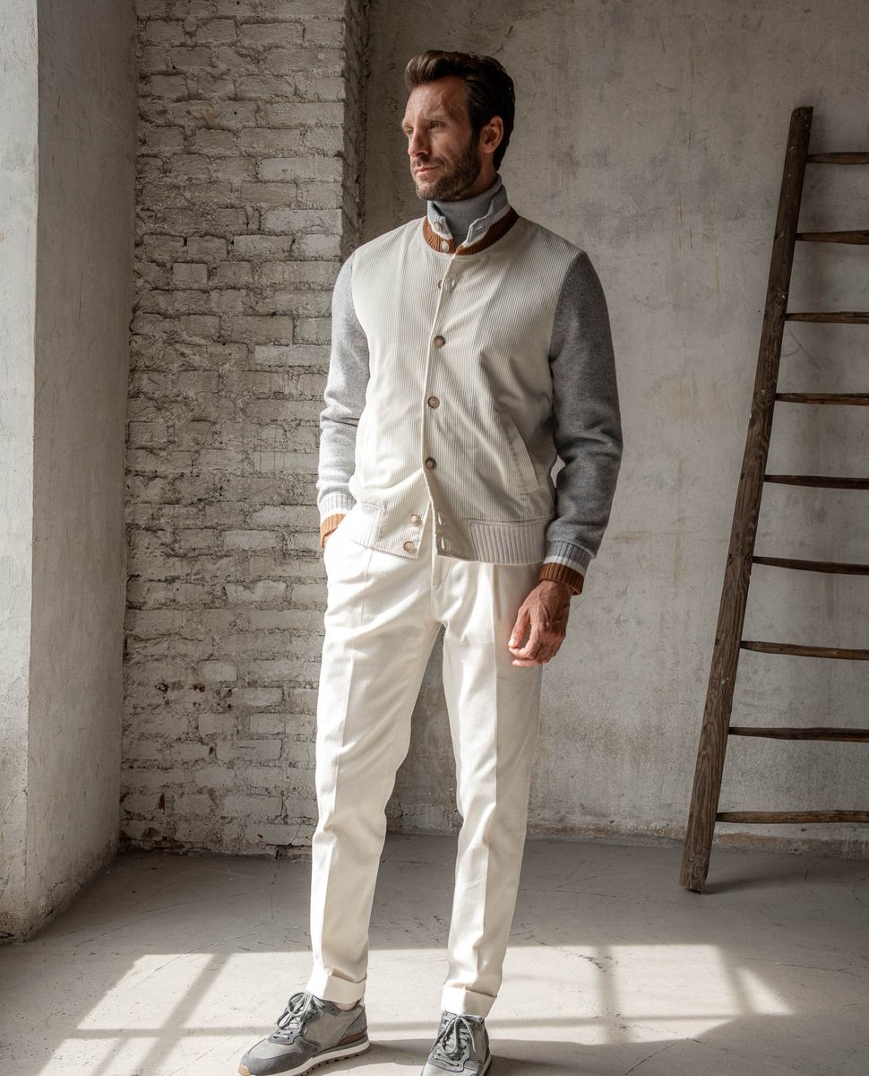 ParmaPini's tweet photo. This unique piece boasts Italian craftsmanship, blending luxurious elegance with a corduroy front panel and knitted sleeves.
https://t.co/3knd3HG0ja
#piniparma #italianmade #bomberjackets #winteroutfits #suedejacket #downvest #elegantman #elegantstyles #corduroy https://t.co/2Nh3c4KhEo