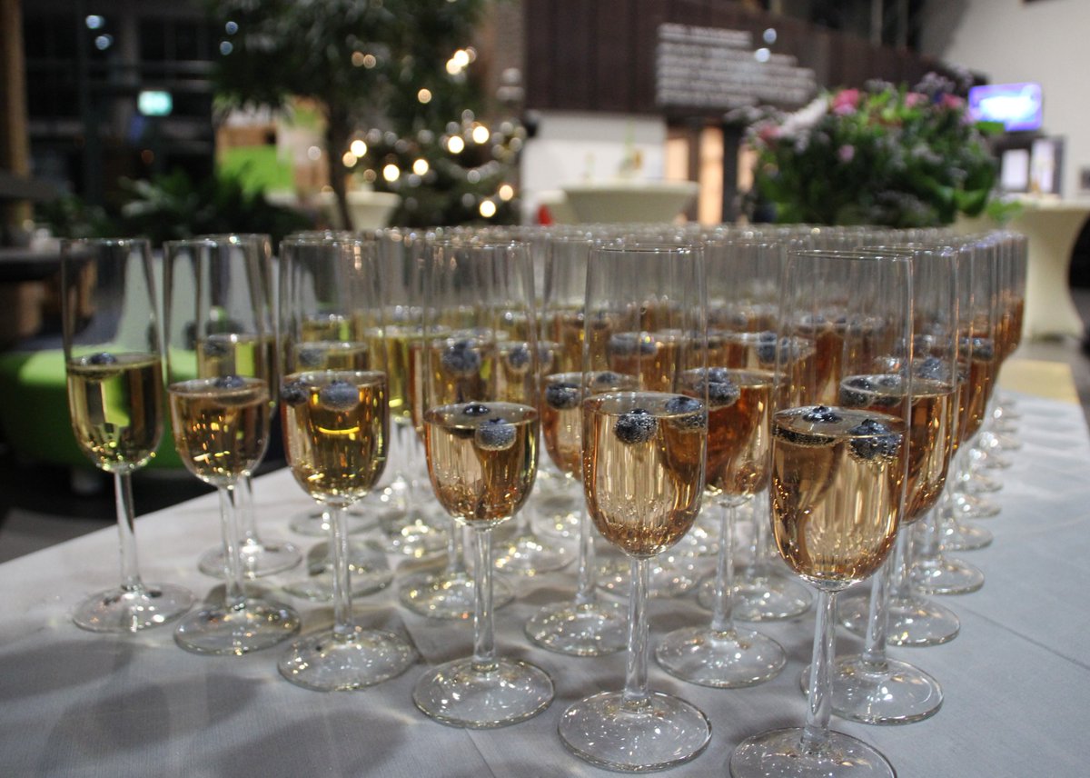 Nieuwjaarsreceptie 2024! 🌟 Ongeveer 100 inwoners en vertegenwoordigers van organisaties waren aanwezig. Een goed moment om oude banden aan te halen en nieuwe contacten te leggen. Ook hield burgemeester <a href="/rvbennekom/">Ruud van Bennekom</a> zijn #nieuwjaarstoespraak. Teruglezen? 📖 bunnik.nl/nieuws/nieuwja…