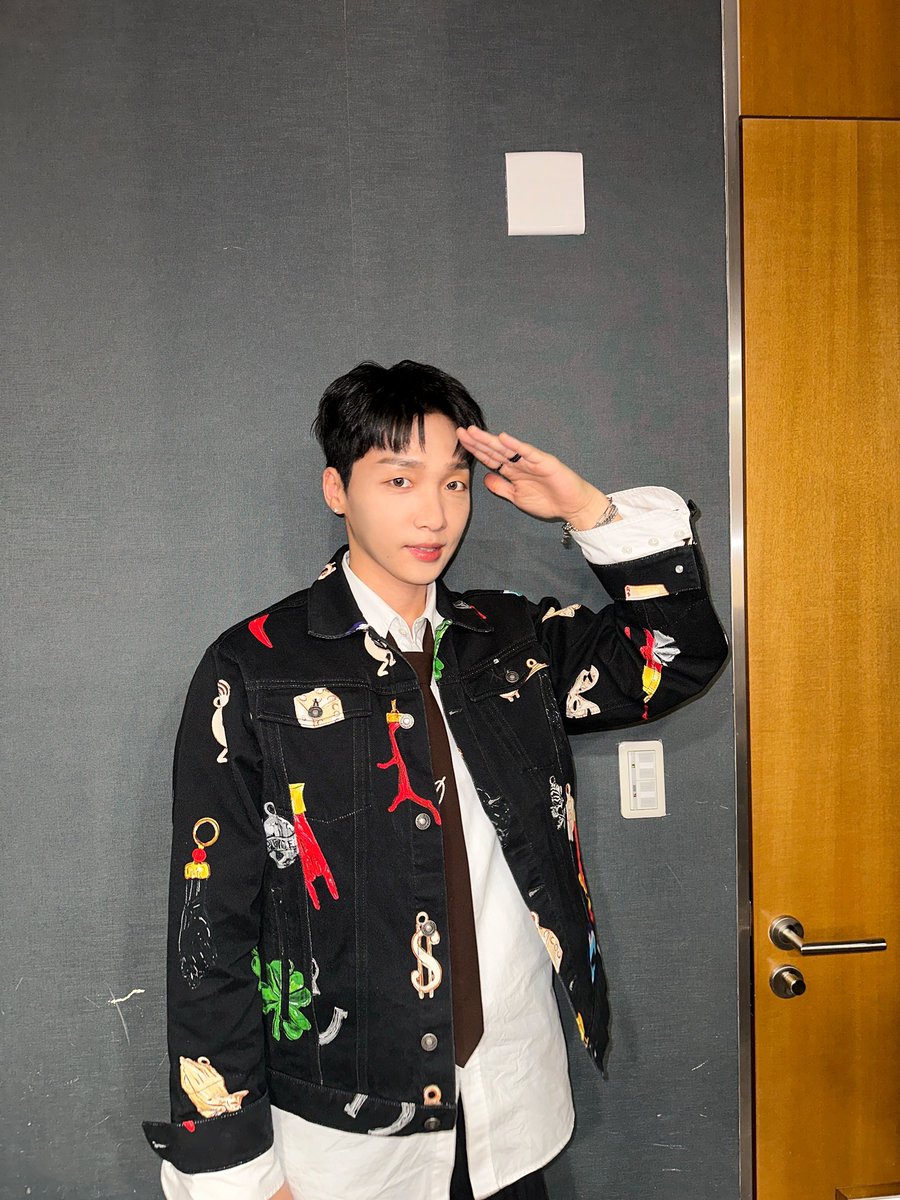 jeongsewoon_twt's tweet photo. 📸 2024.01.11 #Mnet #엠카운트다운

추위도 잊게 만드는 행운이들의
진짜 웃음 짓는 법 ☺️
그리고 잘하는지 확인하는 세운이 🤭
집에서 보고 있는 행운이들도 잘하고 있죠?
오늘도 행운 합창단 잘했어요 🍀💜
세운이 얼굴도 참 잘했어요 🖤

#정세운 #JEONGSEWOON 
#Quiz #퀴즈 https://t.co/mh2HJRyb1Y