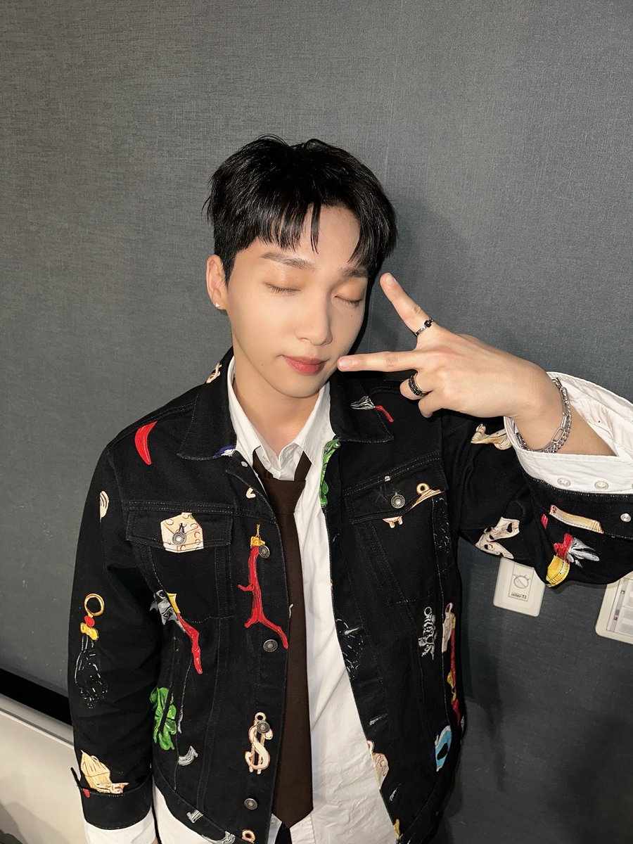 jeongsewoon_twt's tweet photo. 📸 2024.01.11 #Mnet #엠카운트다운

추위도 잊게 만드는 행운이들의
진짜 웃음 짓는 법 ☺️
그리고 잘하는지 확인하는 세운이 🤭
집에서 보고 있는 행운이들도 잘하고 있죠?
오늘도 행운 합창단 잘했어요 🍀💜
세운이 얼굴도 참 잘했어요 🖤

#정세운 #JEONGSEWOON 
#Quiz #퀴즈 https://t.co/mh2HJRyb1Y