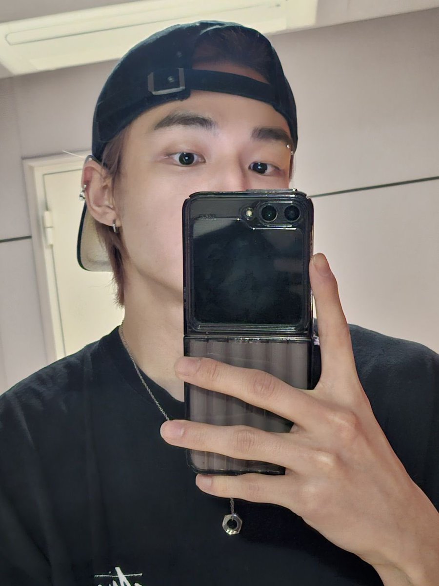 mwowstray's tweet photo. O jeito que ele simplesmente não tá falando nada sobre o piercing é inacreditável KKKKKKKKK https://t.co/3oM6Ibqzhl