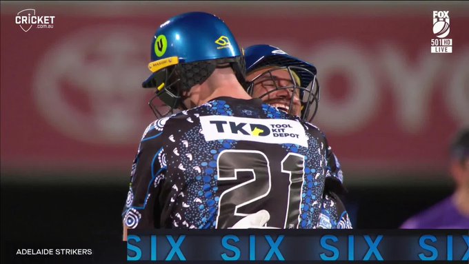 Jake. Weatherald.  What a way to finish it! 🤯 📹 Credits: Twitter/BBL