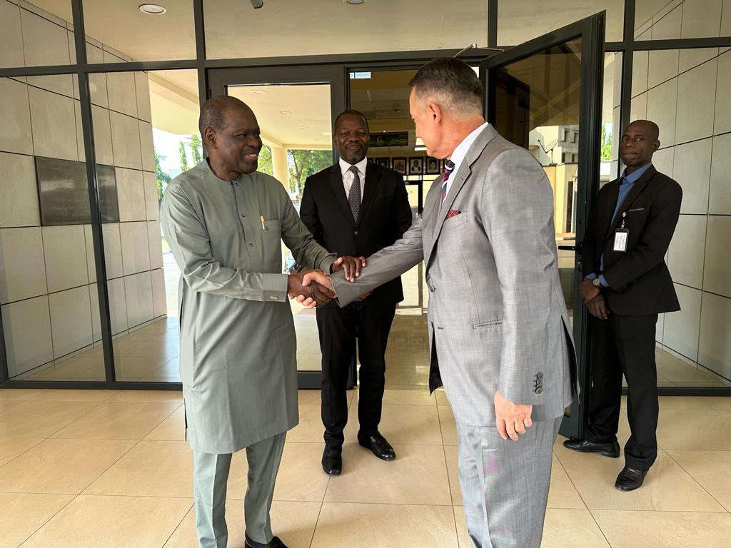 CoteAbuja's tweet photo. Monsieur l’Ambassadeur TRAORÉ Kalilou a reçu en audience, le mercredi 10 janvier 2024, Monsieur Jugoslav VUKADINAVIC, Chargé d'Affaires de l’Ambassade de Serbie au Nigéria.
https://t.co/Hx4sfI4K3r https://t.co/hdnS7ca0tU