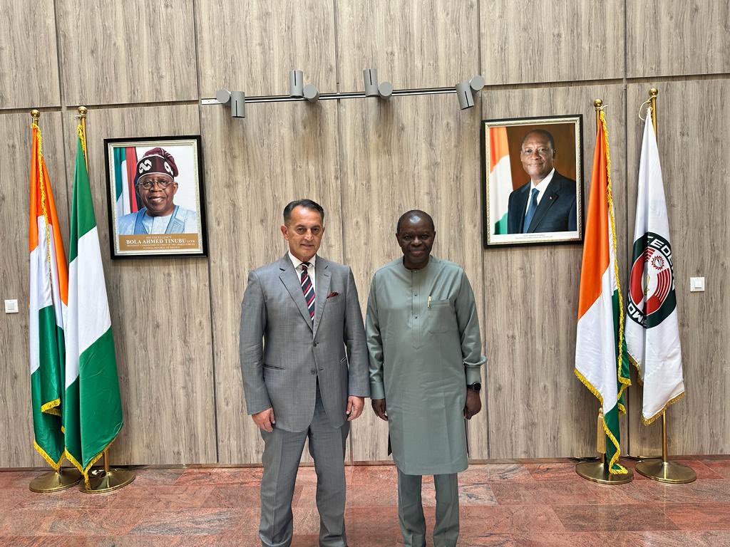 CoteAbuja's tweet photo. Monsieur l’Ambassadeur TRAORÉ Kalilou a reçu en audience, le mercredi 10 janvier 2024, Monsieur Jugoslav VUKADINAVIC, Chargé d'Affaires de l’Ambassade de Serbie au Nigéria.
https://t.co/Hx4sfI4K3r https://t.co/hdnS7ca0tU