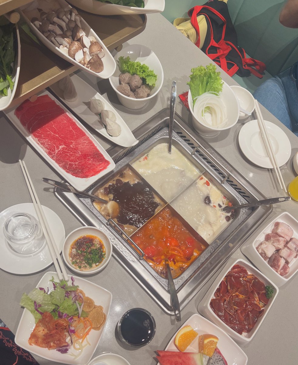 rnjnchin's tweet photo. Went to haidilao ph on opening week ☺️🍜🥘🍲  the experience below for those who wanna go!

🏷️ prices
🍱 selection
🎖️ service, features + waiting time
🆚 comparison (with sg &amp; sk branches) https://t.co/YT05fiPMRm