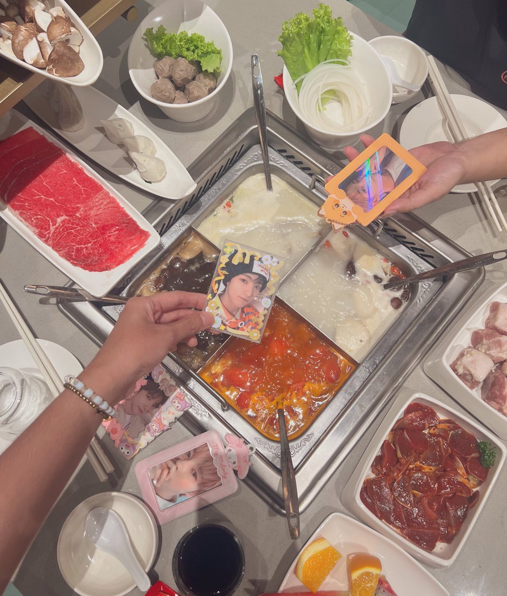 rnjnchin's tweet photo. Went to haidilao ph on opening week ☺️🍜🥘🍲  the experience below for those who wanna go!

🏷️ prices
🍱 selection
🎖️ service, features + waiting time
🆚 comparison (with sg &amp; sk branches) https://t.co/YT05fiPMRm